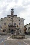 Una fontana e un antico palazzo nel centro di Cagli (Marche)