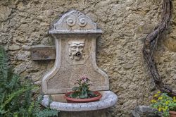 Una fontana in pietra nel villaggio di Bussana Vecchia, Sanremo, Liguria.


