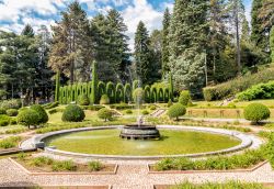 Una fontana nei giardini di Villa Toeplitz a Varese, Italia. L'aspetto orientaleggiante di fontane e vasche si deve a Edvige Mrozowska, moglie di Toeplitz, che durante i suoi viaggi aveva ...