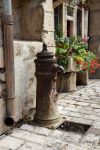 Una fontana nel centro di Noyers in Francia - © ClS / Shutterstock.com