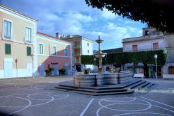 Una fontana nella piazza di Giffoni Valle Piana, Campania. Questo Comune dovrebbe il suo nome alla presenza di un antico tempio dedicato alla dea Giunone.
