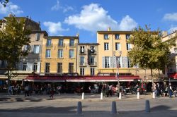 Una giornata di sole in cours Mirabeau, la strada principale del centro di Aix-en-Provence (Francia).