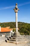 Una gogna costruita in granito nel 1512 a Vinhais, Portogallo. Su base esagonale a cinque gradini, questa colonna ha in cima 4 teste e una sfera armillare.

