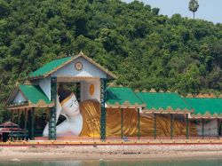 Una grande statua del Buddha sdraiato sull'isola di Pataw, arcipelago di Mergui. Quest'isolotto si trova a circa 10 minuti di barca dalla città di Myeik.

