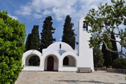 Una graziosa chiesetta bianca a Corinto, Grecia.
