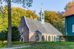 Una graziosa chiesetta olandese nel museo all'aperto di Arnhem - © HildaWeges Photography / Shutterstock.com