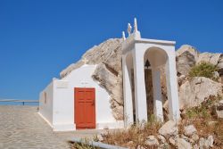 Una graziosa chiesetta sul Tarpon Springs Boulevard nei pressi di Chorio, isola di Chalki (Grecia).
