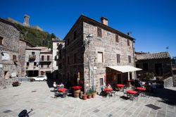 Una graziosa piazzetta nel centro di Radicofani, Toscana. Sullo sfondo, il vecchio castello che oggi ospita il Museo del Cassero - © Melinda Nagy / Shutterstock.com