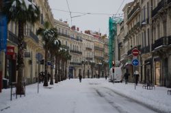 Una insolita veduta di Montpellier (Francia) imbiancata da una tormenta di neve - © Guillaume Garin / Shutterstock.com