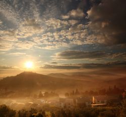 Una mattina nebbiosa sulla città di Carmignano, provincia di Prato in Toscana