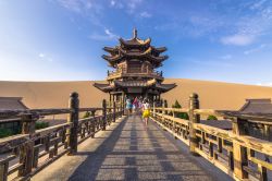 Una pagoda presso l'oasi del Crescent Lake di Dunhuang,in Cina - © RPBaiao / Shutterstock.com