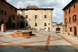 Una piazza nel borgo storico di Gambassi Terme in provincia di Firenze (Toscana)