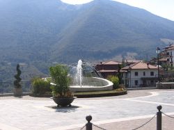 Una piazza nell'abitato di Vigolo, Lago d'Iseo, Lombardia  - © I, Ago76, CC BY-SA 3.0, Wikipedia