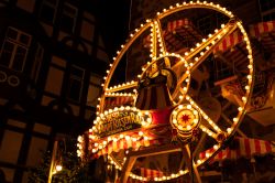 Una piccola ruota panoramica al Mercatino di Natale di Marburg in Germania - © Sofya Kuzmich / Shutterstock.com