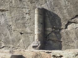Una pietra miliare sulla strada romana a Donnas, in Valle D'Aosta