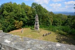 Una piramide in pietra nei pressi del castello di Altenburg, Bamberga, Germania - © photo20ast / Shutterstock.com