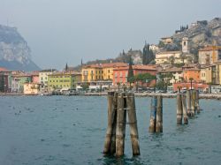 Una pittoresca immagine del villaggio di Torbole, all'estremo nord del lago di Garda, provincia autonoma di Trento. Questa località è frequentata da surfers e appassionati ...