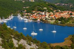 Una pittoresca veduta dall'alto delle colline di Skradin, Croazia: questo romantico villaggio della Dalmazia è caratterizzato da scalinate, stradine selciate e fortezze solitarie.
 ...