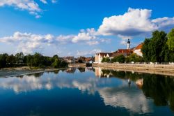 Una pittoresca veduta del fiume Lech nel villaggio di Landsberg, Germania. Si tratta di un affluente di destra del Danubio e scorre in Austria e Germania.
