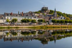 Una pittoresca veduta della cittadina di Montrichard sulle rive del fiume Cher, Francia.

