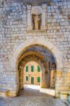 Una porta dell'antica città di Dubrovnik, Croazia. Fondata originariamente su un'isola rocciosa, venne poi collegata alla terraferma attraverso l'interramento di un sottile ...
