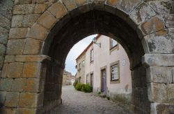 Una porta d'ingresso nelle spesse mura di Castelo Mendo, Portogallo.
