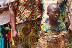 Una ragazzina con abiti tradizionali a Bujumbura, Burundi - © Christopher Morley-Pegge / Shutterstock.com