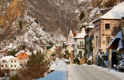 Una romantica immagine del villaggio di Durnstein con la neve, valle del Danubio, Bassa Austria.
