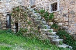 Una scala in pietra nel borgo di Roscino Vecchia in Campania