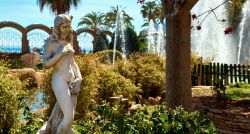 Una scultura di donna nel giardino di Marina d'Or a Oropesa del Mar, Spagna. Immerse fra la vegetazione di quest'area verde incantata si possono ammirare fontane e decorazioni scultoree ...