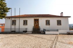 Una scuola primaria nel cortile della chiesa di San Pietro a Serta, Portogallo.

