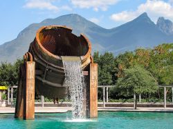 Una singolare fontana fatta con parti di una fornace di metallo, Monterrey, Messico.

