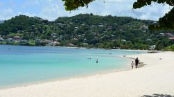 Una spiaggia a St.Georges, capitale di Grenada, America Centrale. La cittadina è situata lungo la costa meridionale dell'isola, sul versante occidentale.  