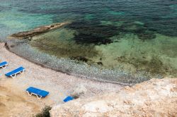Una spiaggia dell'isola greca di Telendos, arcipelago del Dodecaneso, lambita dall'acqua trasparente e cristallina.



