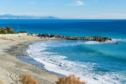 Una spiaggia deserta a Varazze, Riviera di Ponente in Liguria.