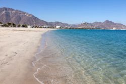 Una spiaggia di Khor Fakkan, Fujairah, Emirati Arabi Uniti. Si affaccia sul Golfo dell'Oman ed è la più grande città della costa orientale dopo Fujairah City.
