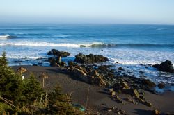 Una spiaggia di Pichilemu, Cile. Nonostante la temperatura dell'acqua piuttosto rigida e il vento forte, molti turisti scelgono la cittadina costiera di Pichilemu per dedicarsi al classico ...