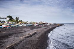 Una spiaggia di sabbia e ciottoli neri sull'isola vulcanica di Stromboli, arcipelago delle Eolie. - © funkyfrogstock / Shutterstock.com