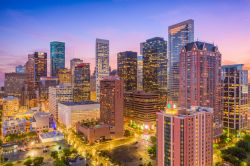 Una splendida skyline notturna di Houston, Texas: questa cittadina americana di grande prestigio è divenuta negli anni un importante centro economico.
