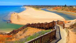 Una splendida spiaggia di sabbia fotografata dal sentiero a Adelaide, Australia.
