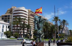 Una statua in bronzo con la bandiera spagnola in una strada di Alicante, Comunità Valenciana - © Anastasia Ness / Shutterstock.com