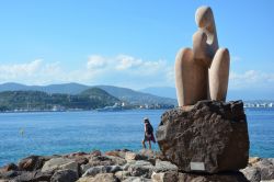 Una statua moderna sul lungomare di Théoule-sur-Mer, Francia - © Pascal Bonnecaze / Shutterstock.com