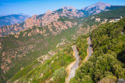 Una strada che sale tra le montagne a Piana, siamo golfo di Girolata nella Corsica nord occidentale - © Eugene Sergeev / Shutterstock.com