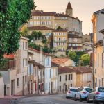 Una strada del centro di Auch con le case medievali: siamo nella storica provincia della Guascogna in Occitania (Francia).

