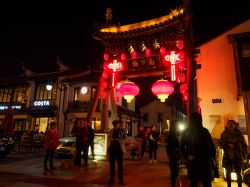 Una strada del centro di Nanchang by night con ristoranti, edifici storici e le tradizionali lanterne - © ARTRAN / Shutterstock.com