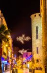 Una strada della città di Narbona addobbata e illuminata a festa per il Natale, Francia.
