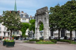 Una strada della cittadina di Aix-les-Bains, Francia. Nota per le sue acque calde dalle virtù riconosciute, è il secondo centro termale di Francia - © gumbao / Shutterstock.com ...