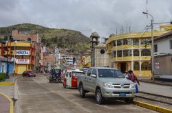 Una strada della cittadina di Puno, Perù, con automobili parcheggiate - © Igor Dymov / Shutterstock.com