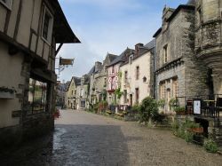 Una strada di Rochefort en Terre, un borgo della Bretagna in Francia - © Hadonus  - Wikimedia Commons