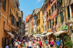 Una strada di Vernazza affollata di gente, La Spezia, Liguria. Il colpo d'occhio su questa località della riviera ligure è fra i più suggestivi delle Cinque Terre - Christian ...